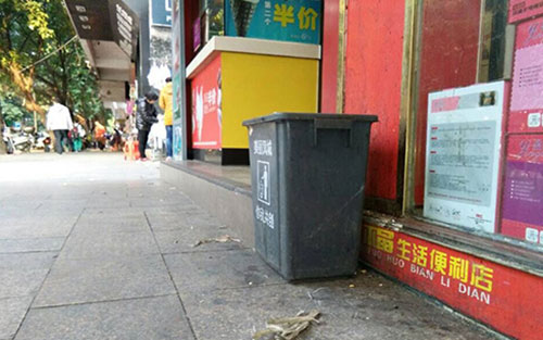 垃圾桶當(dāng)足球踢？！城區(qū)大半年累計(jì)丟近千個垃圾桶